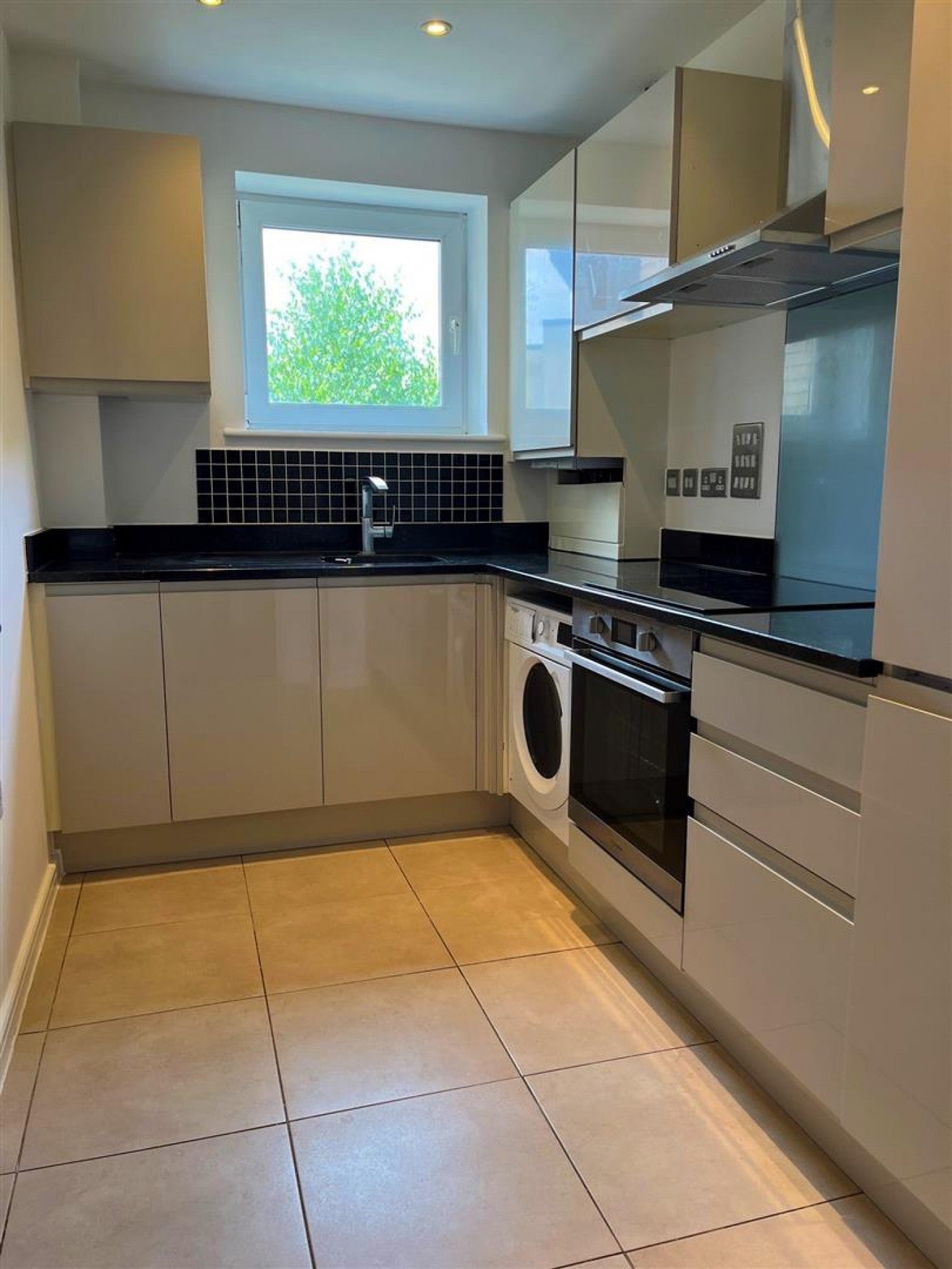 Flat Peacock Close in Greater London