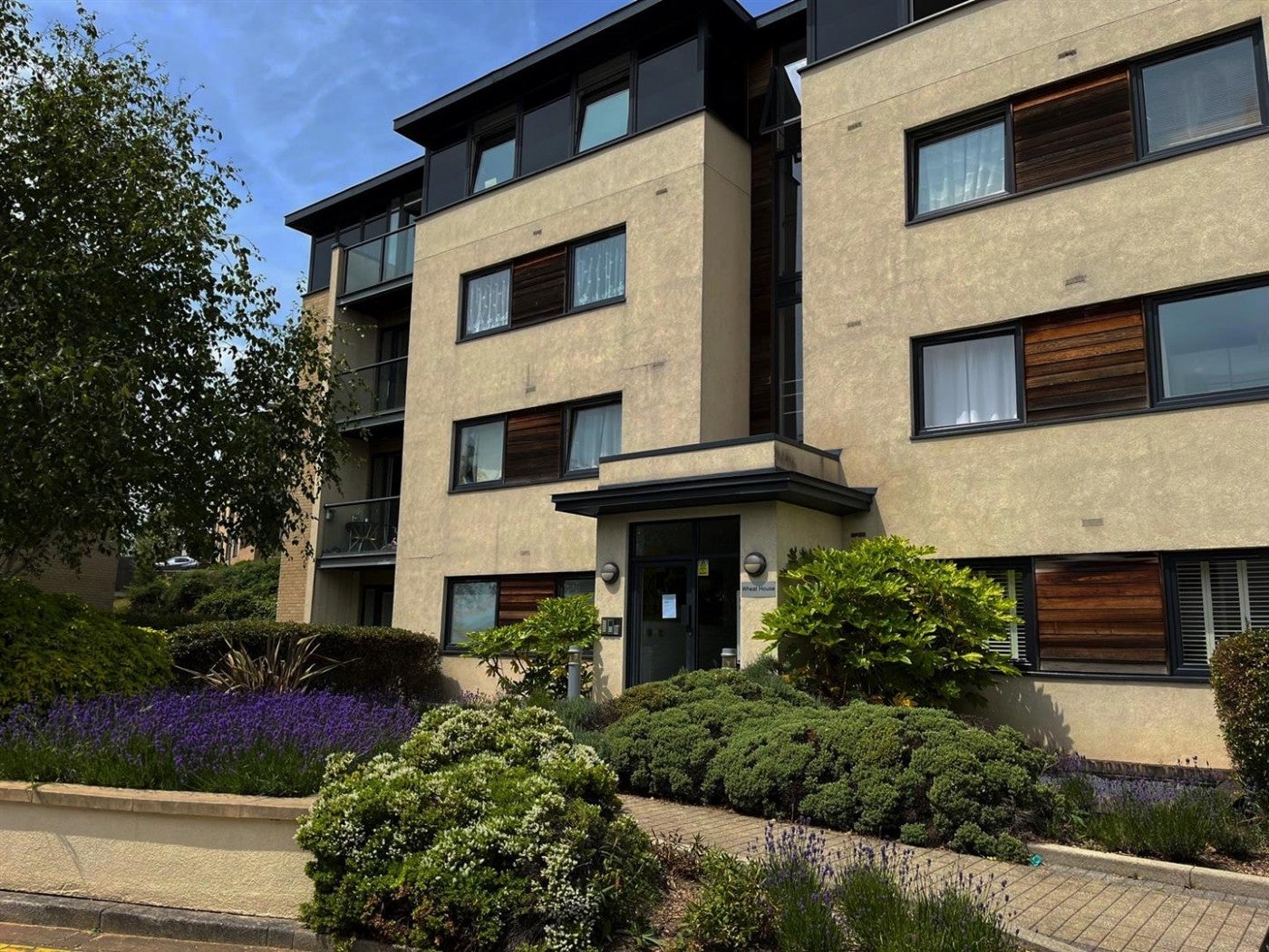 Flat Peacock Close in Greater London