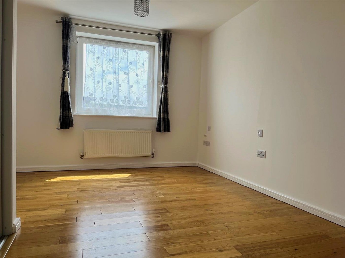 Flat Peacock Close in Greater London