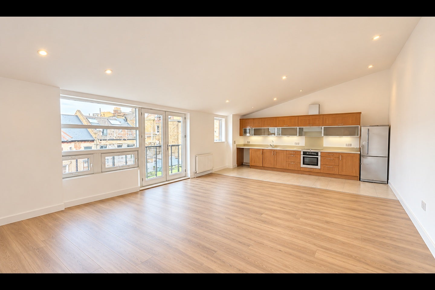 Flat Pember Road in Greater London
