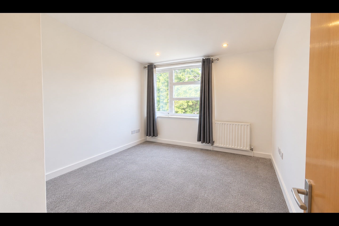 Flat Pember Road in Greater London