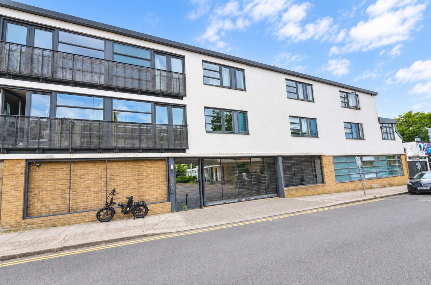 Flat Pember Road in Greater London