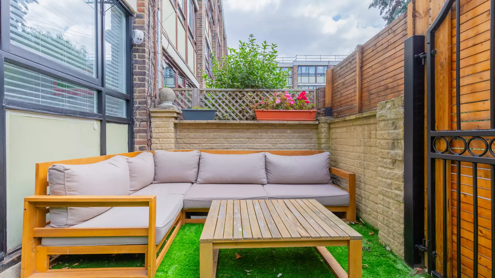 Flat Buckland Street in Greater London