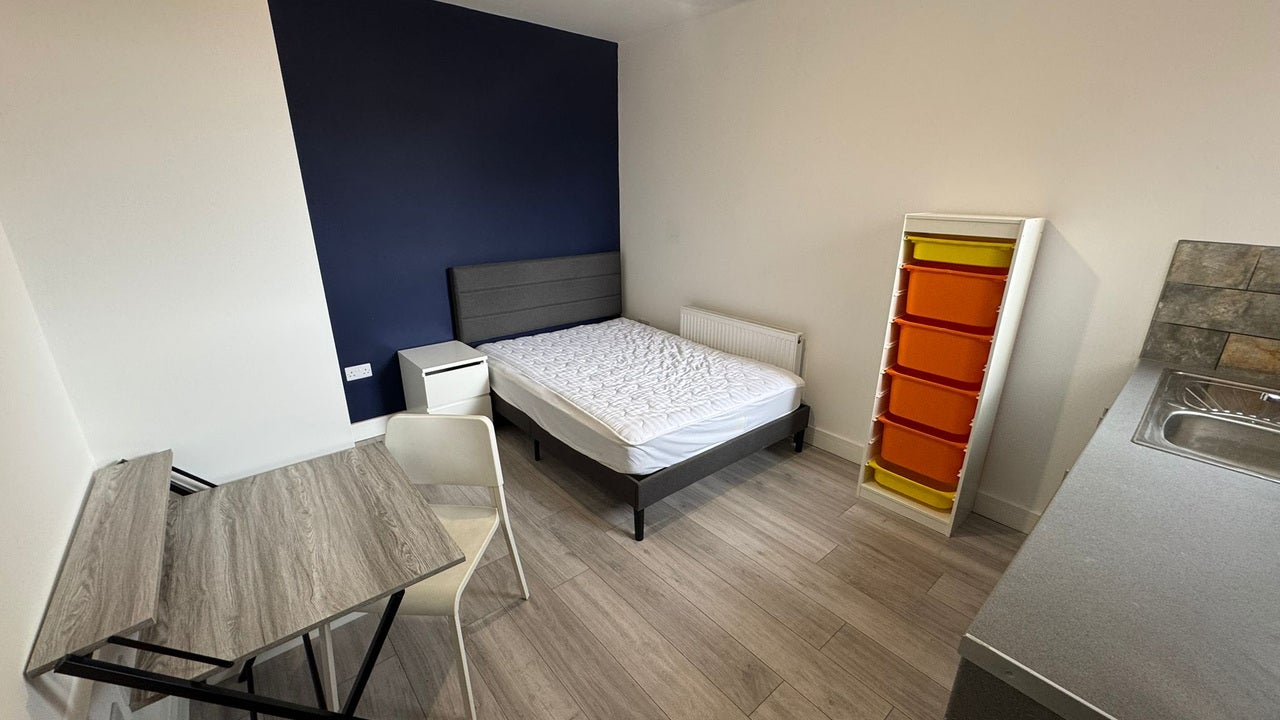 Room Avondale Road in Luton