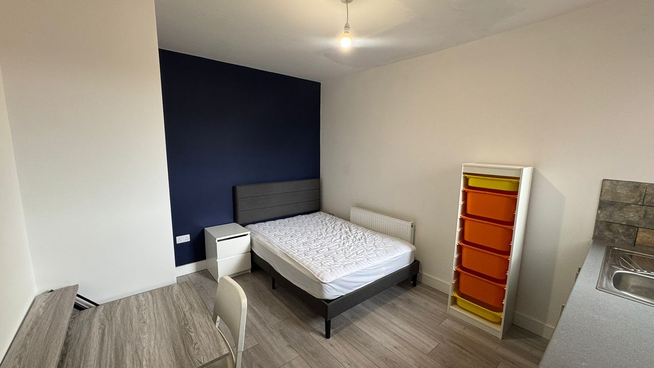 Room Avondale Road in Luton