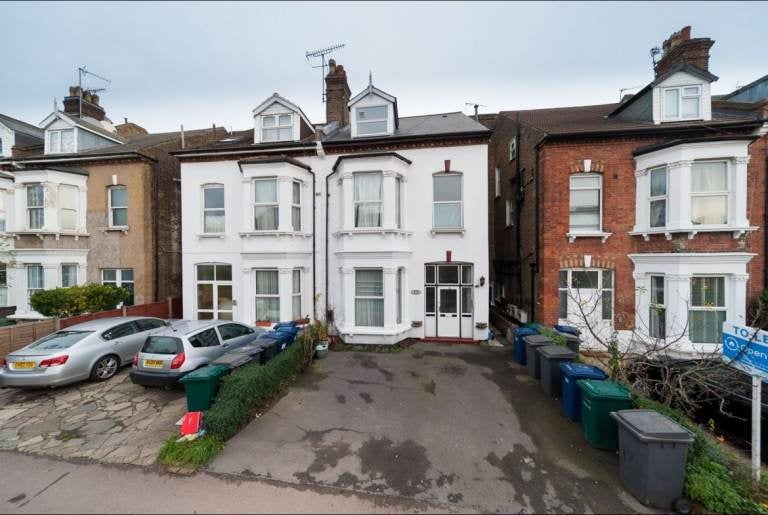 Flat Claremont Road in Greater London