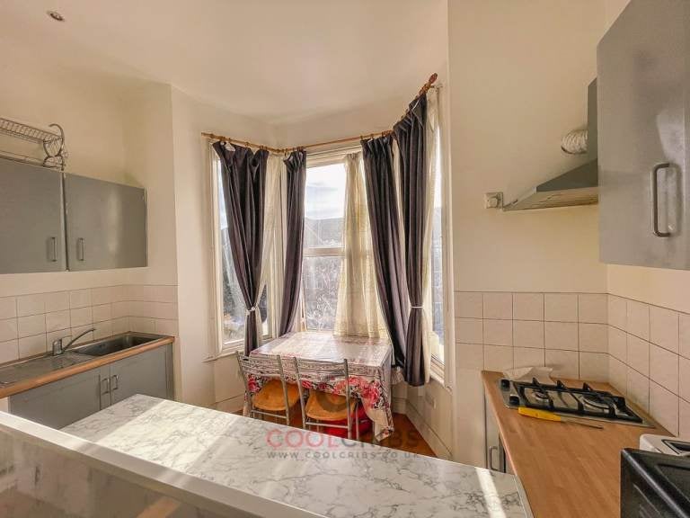 Flat Claremont Road in Greater London