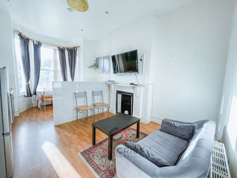 Flat Claremont Road in Greater London