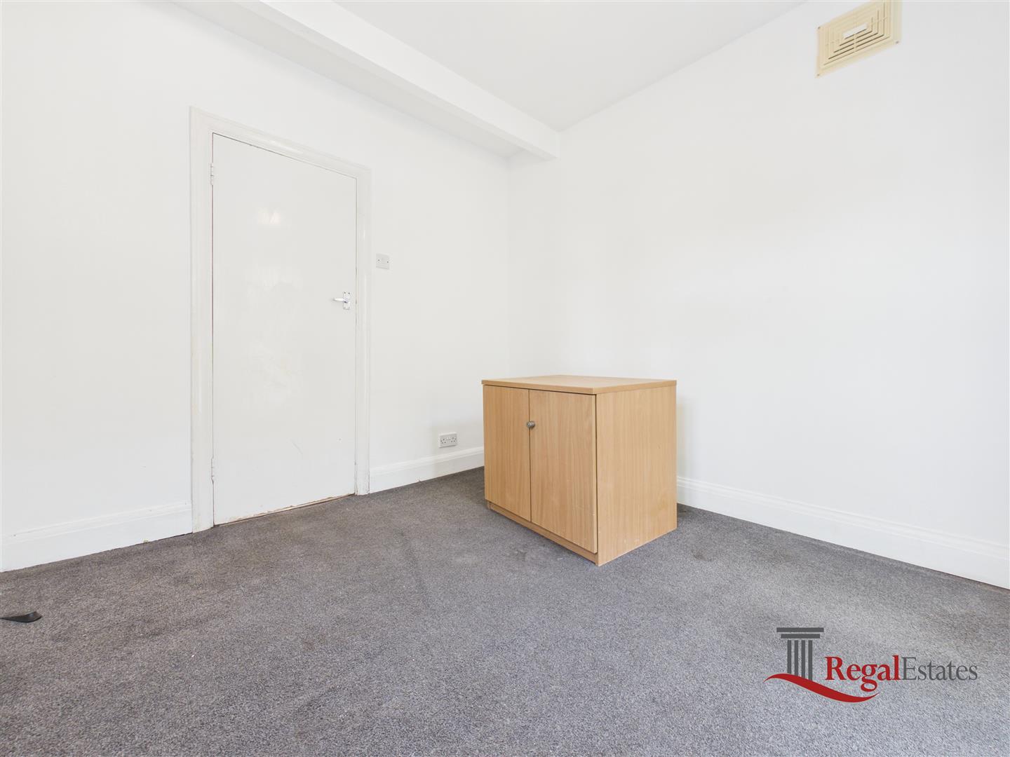 Flat Braemar Avenue in Greater London