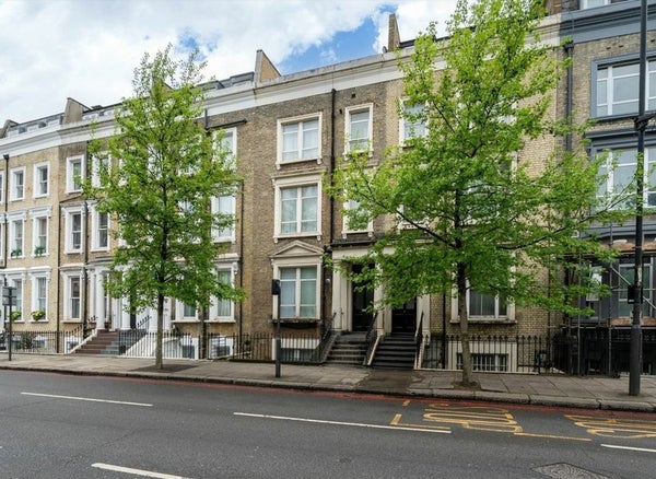 Flat Warwick Road in London