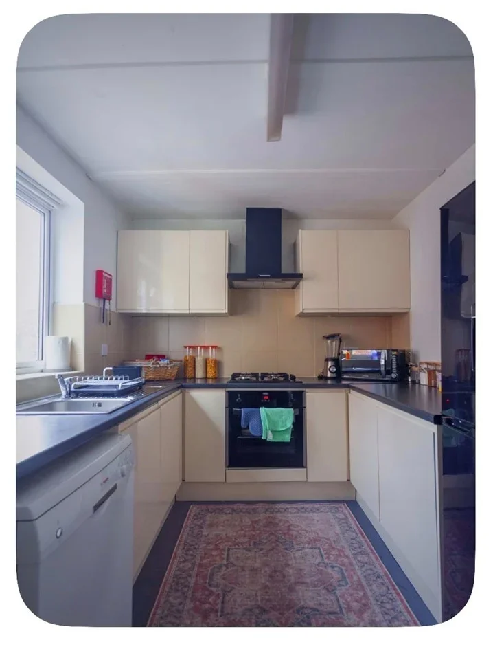 Room Belsize Road in Greater London