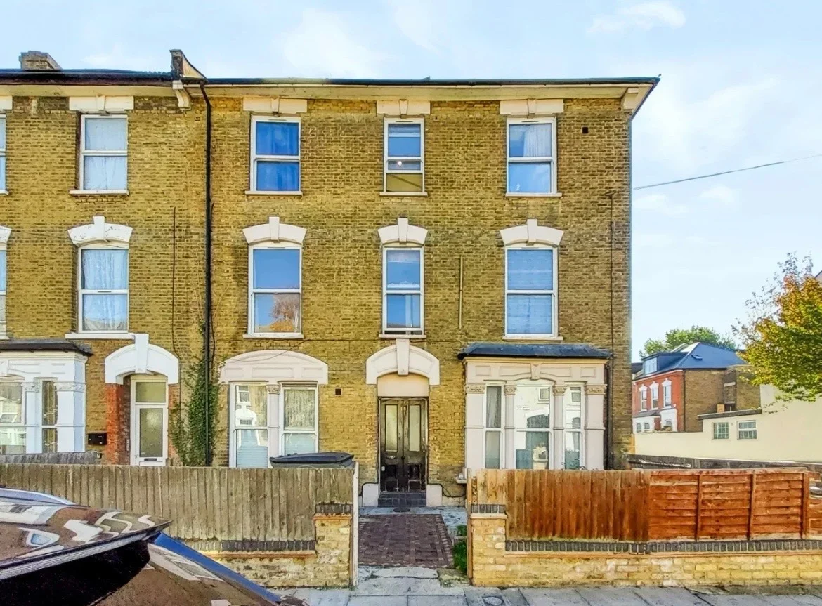 Flat Ruskin Road in Greater London