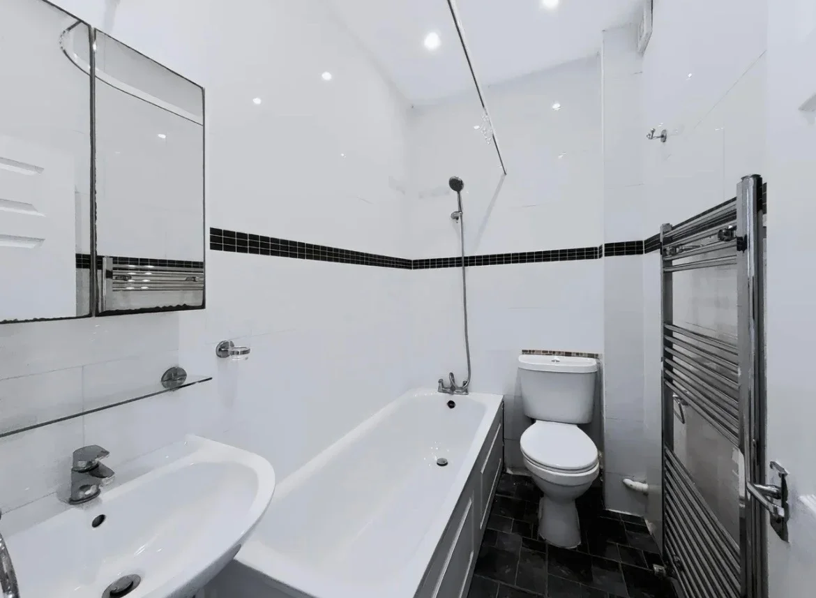 Flat Ruskin Road in Greater London