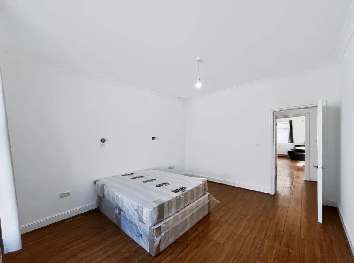 Flat Ruskin Road in Greater London