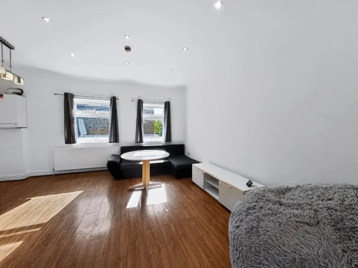 Flat Ruskin Road in Greater London