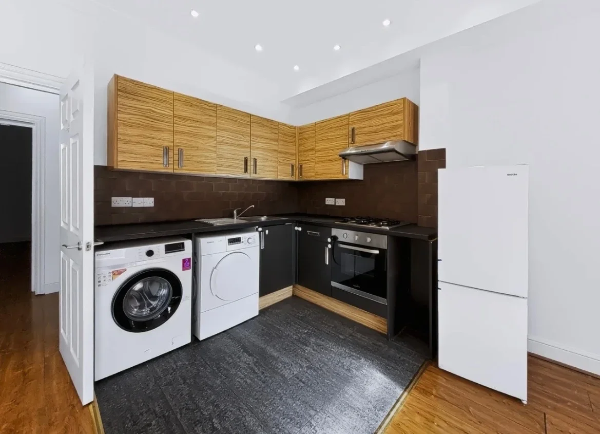 Flat Ruskin Road in Greater London
