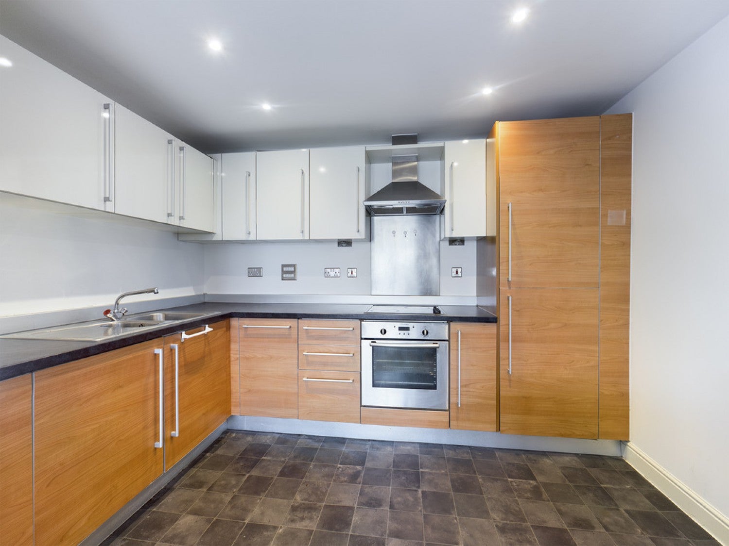 Flat Trafalgar Gardens in Crawley
