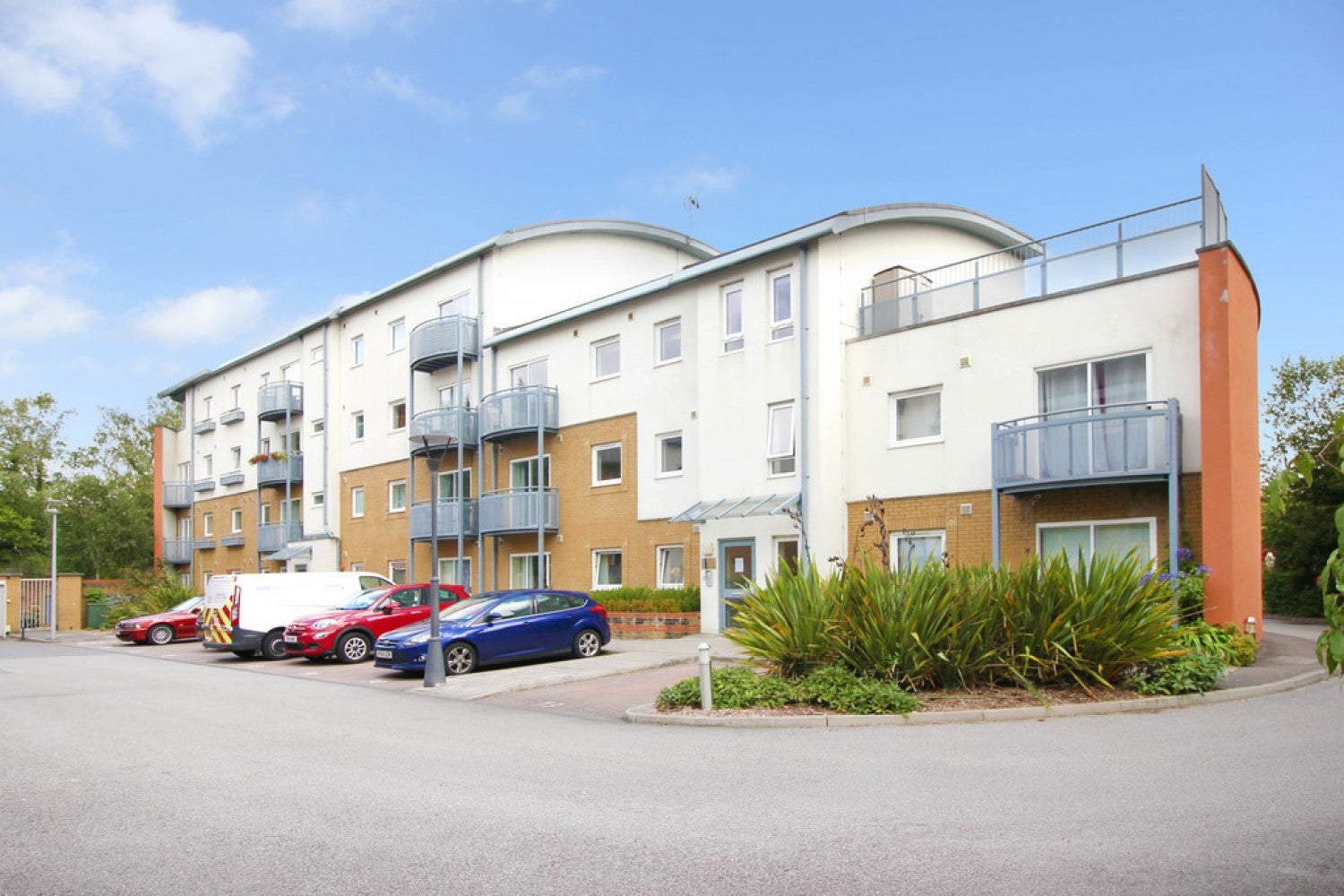 Flat Trafalgar Gardens in Crawley