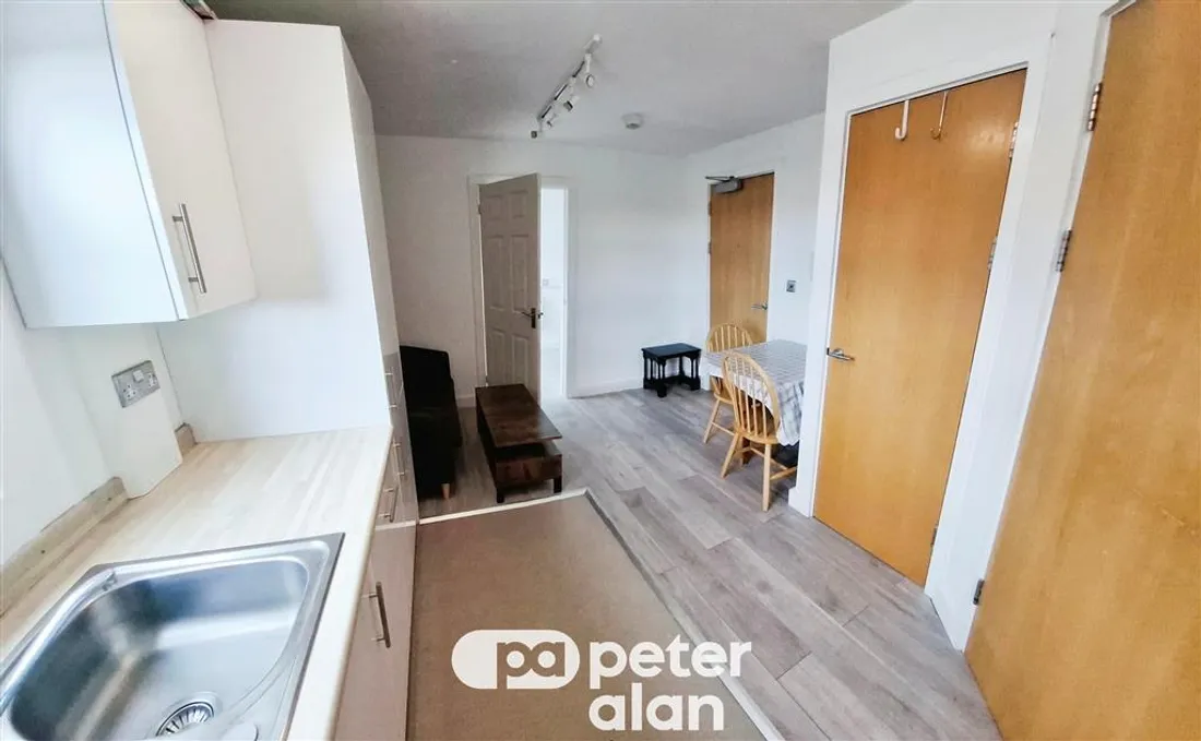 Flat Wyndham Street in Swansea
