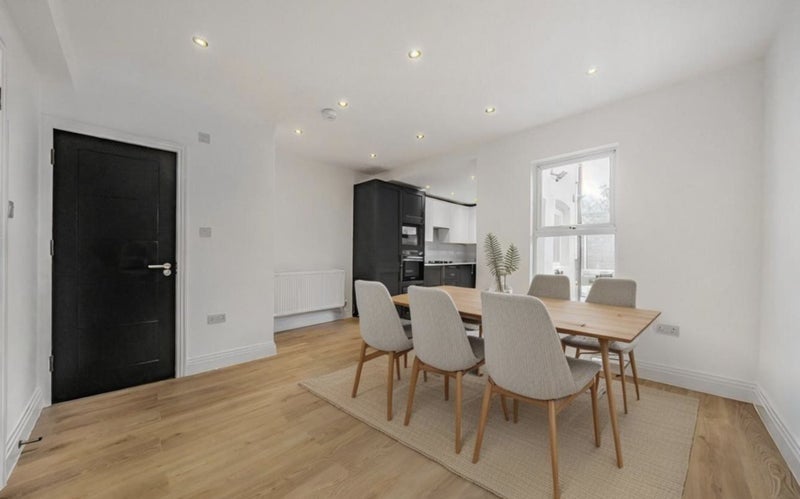 Room Woodville Road in Greater London