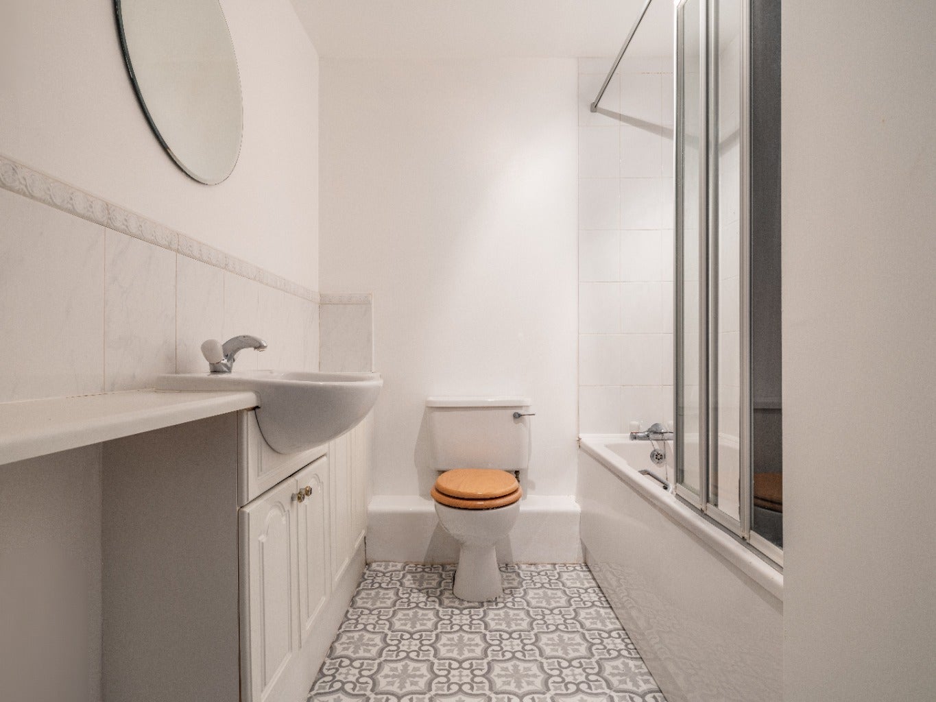 Flat Jesmond Road in Newcastle upon Tyne