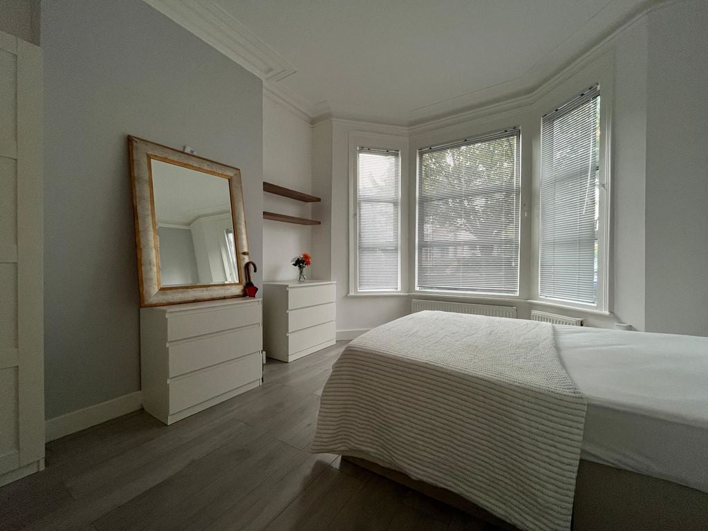 Flat Purves Road in Greater London