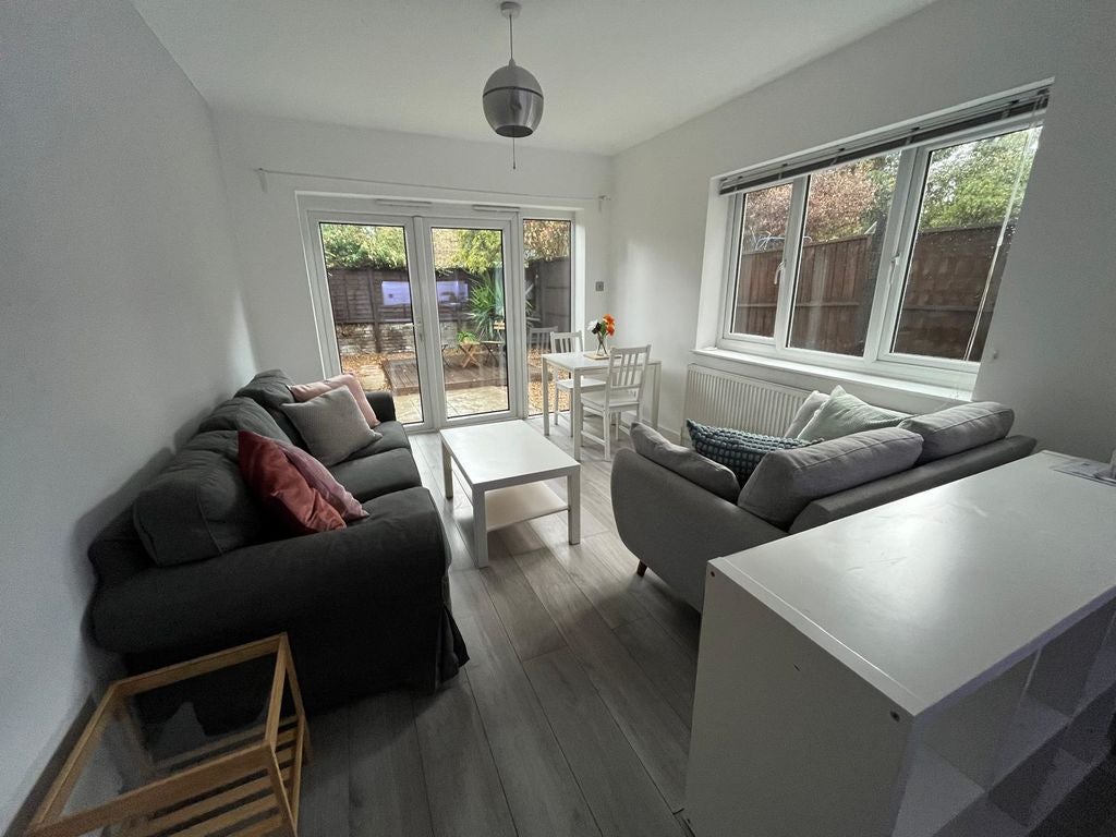 Flat Purves Road in Greater London