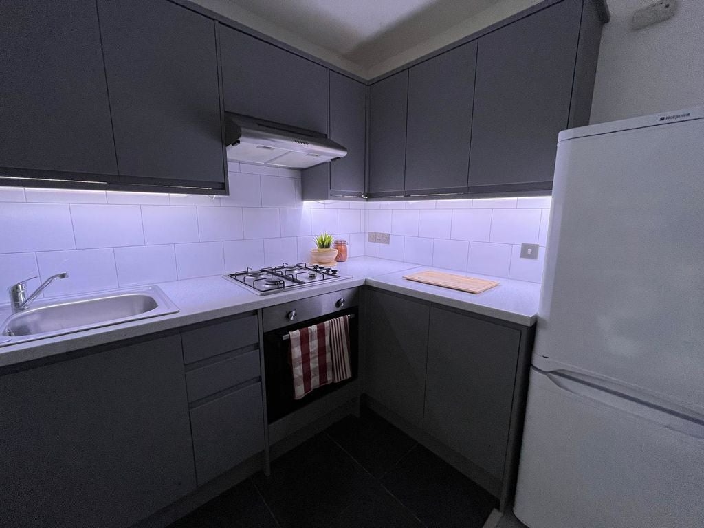 Flat Purves Road in Greater London