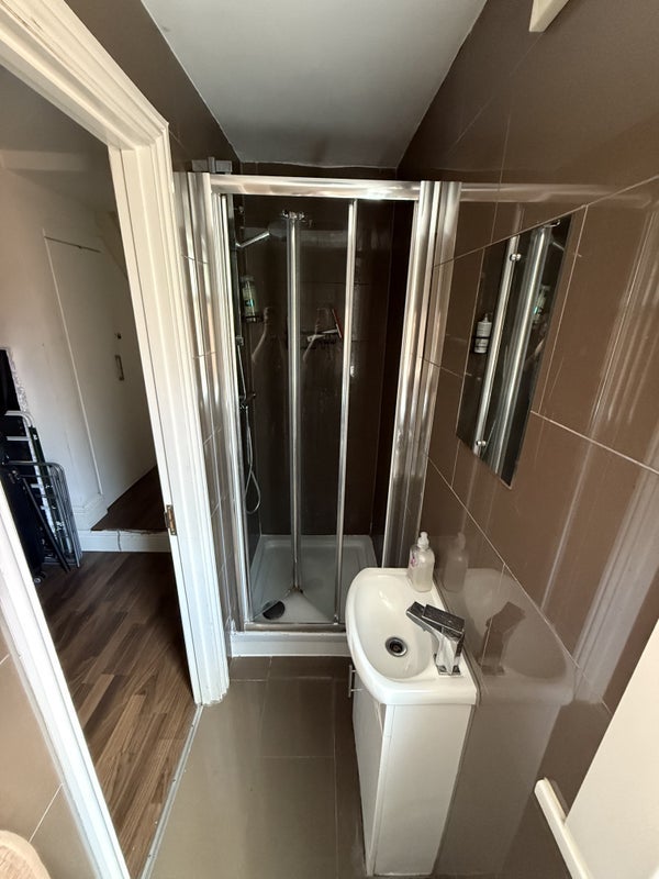 Room Lynton Road in Greater London