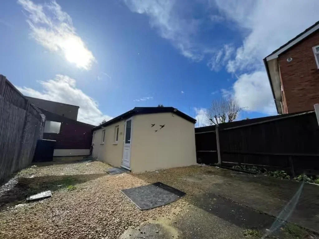 Flat Northumberland Crescent in Greater London