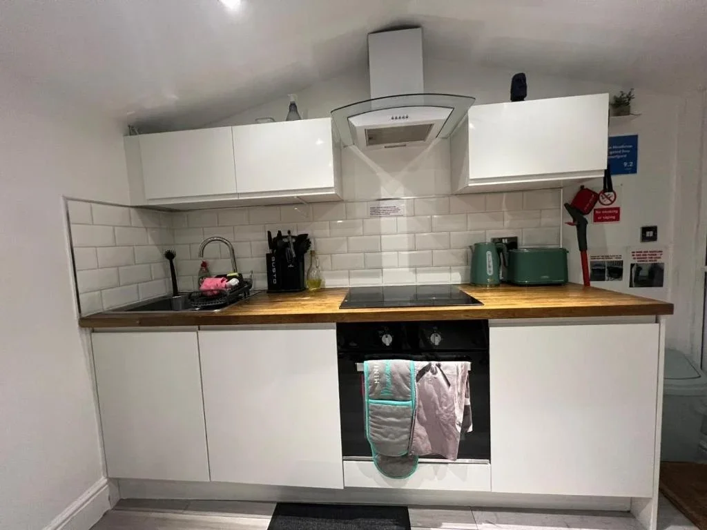 Flat Northumberland Crescent in Greater London