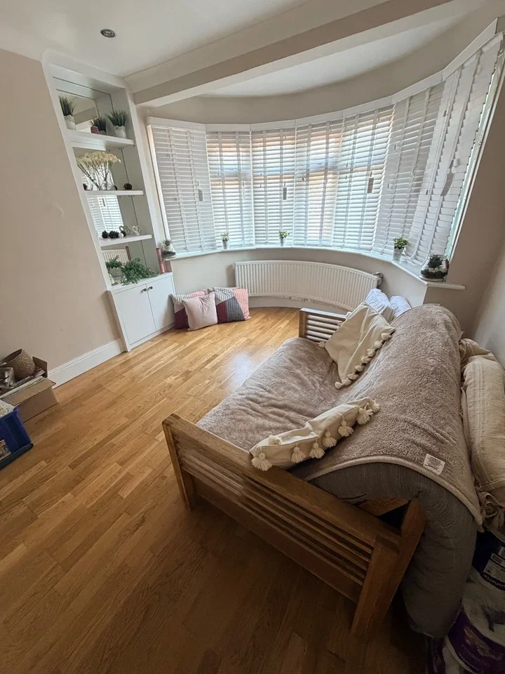 Room Capthorne Avenue in Greater London