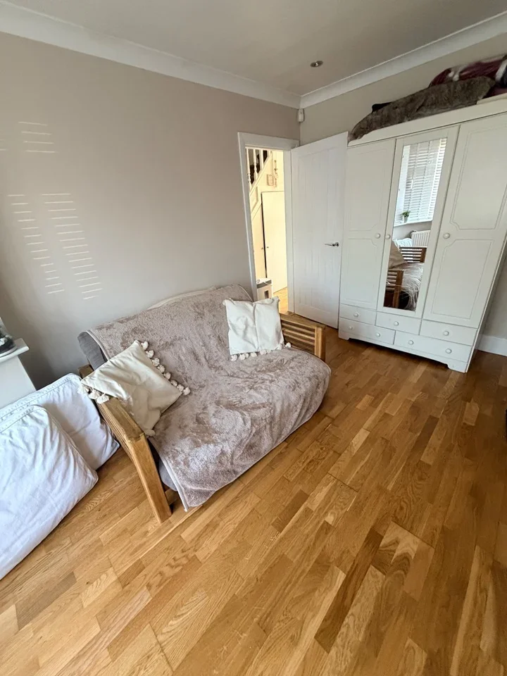 Room Capthorne Avenue in Greater London