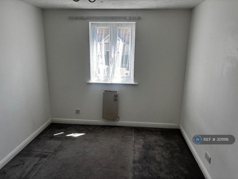 Flat Chandlers Drive in Greater London