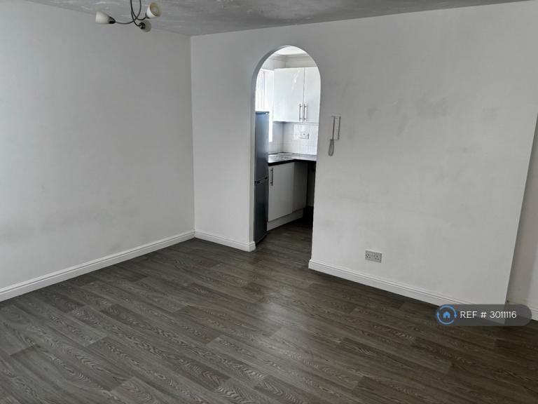 Flat Chandlers Drive in Greater London