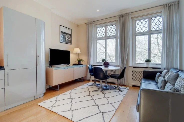 Flat Courtfield Gardens in Greater London