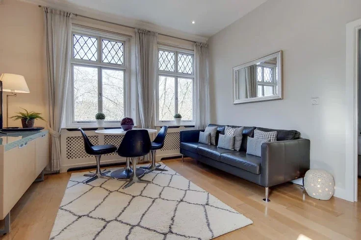 Flat Courtfield Gardens in Greater London