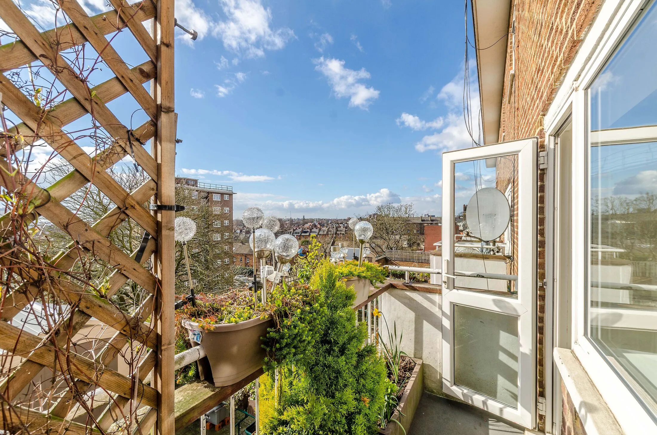 Flat Finchley Road in Greater London