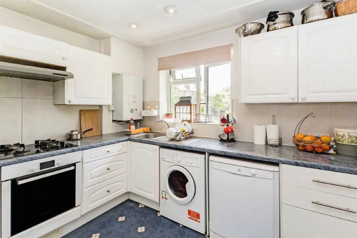 Flat Thornbury Road in Greater London