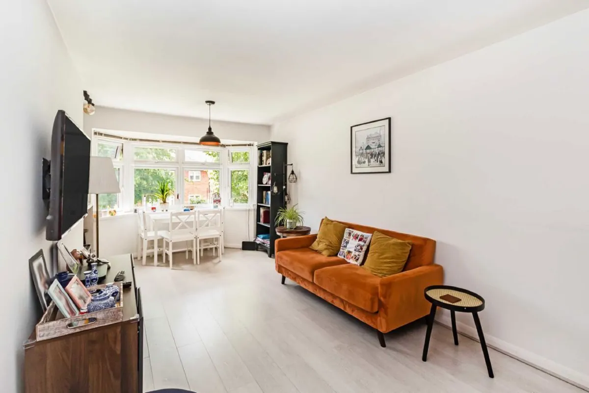 Flat Thornbury Road in Greater London