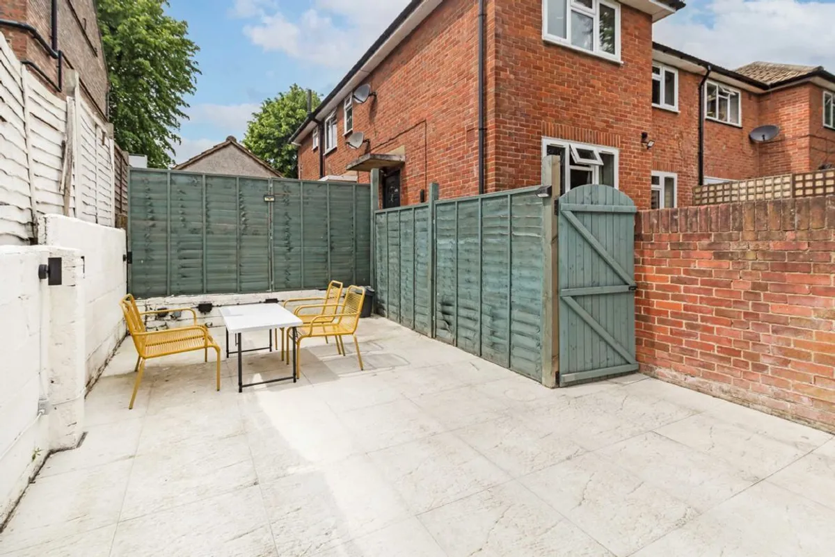 Flat Thornbury Road in Greater London