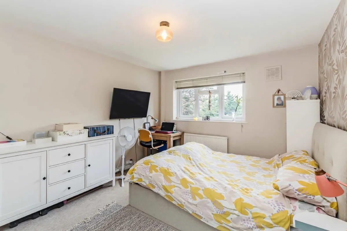 Flat Thornbury Road in Greater London