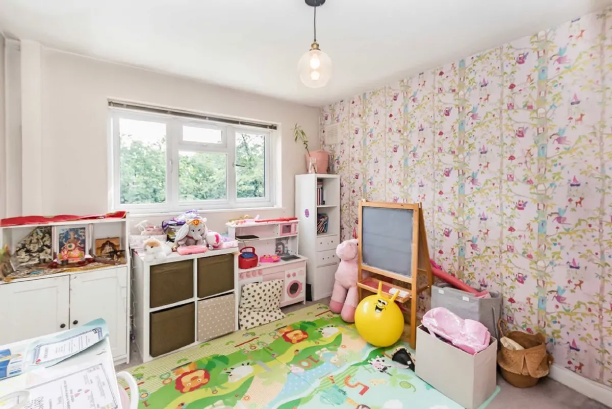 Flat Thornbury Road in Greater London
