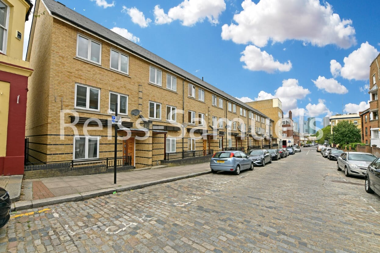 Flat Ferry Street in Greater London