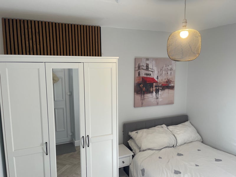 Room Hollyhock Drive in Coity