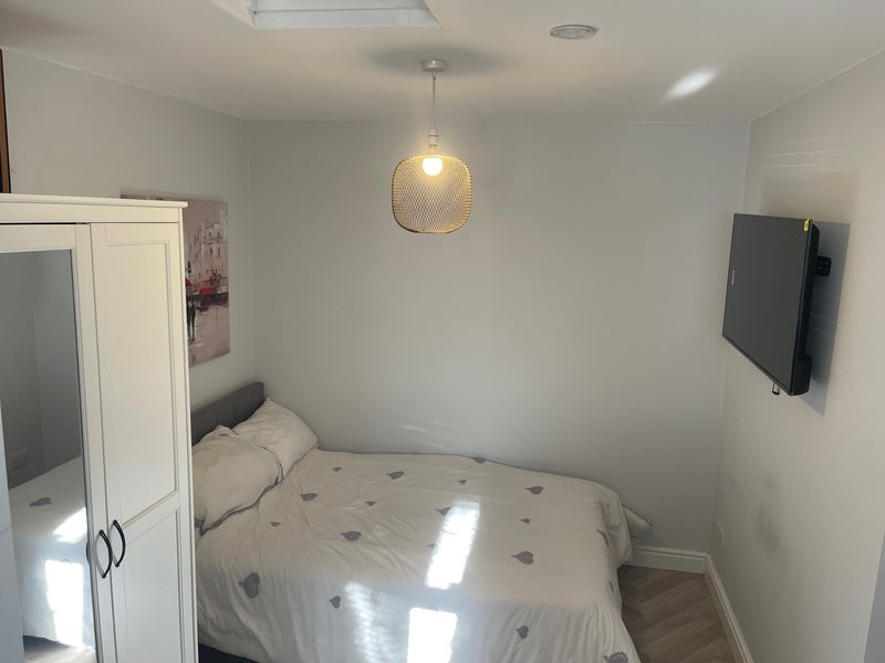 Room Hollyhock Drive in Coity