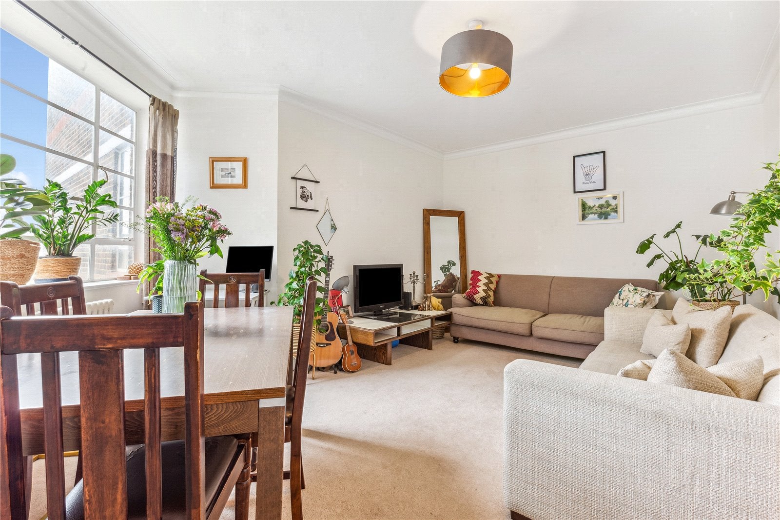 Flat Nightingale Lane in Greater London
