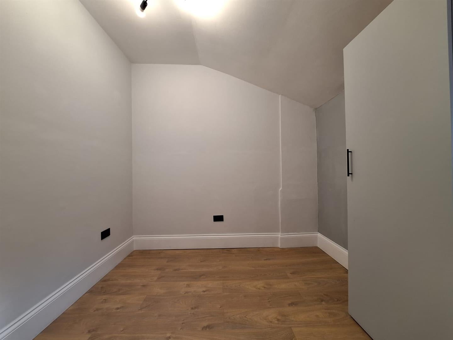 Flat Werndee Road in Greater London
