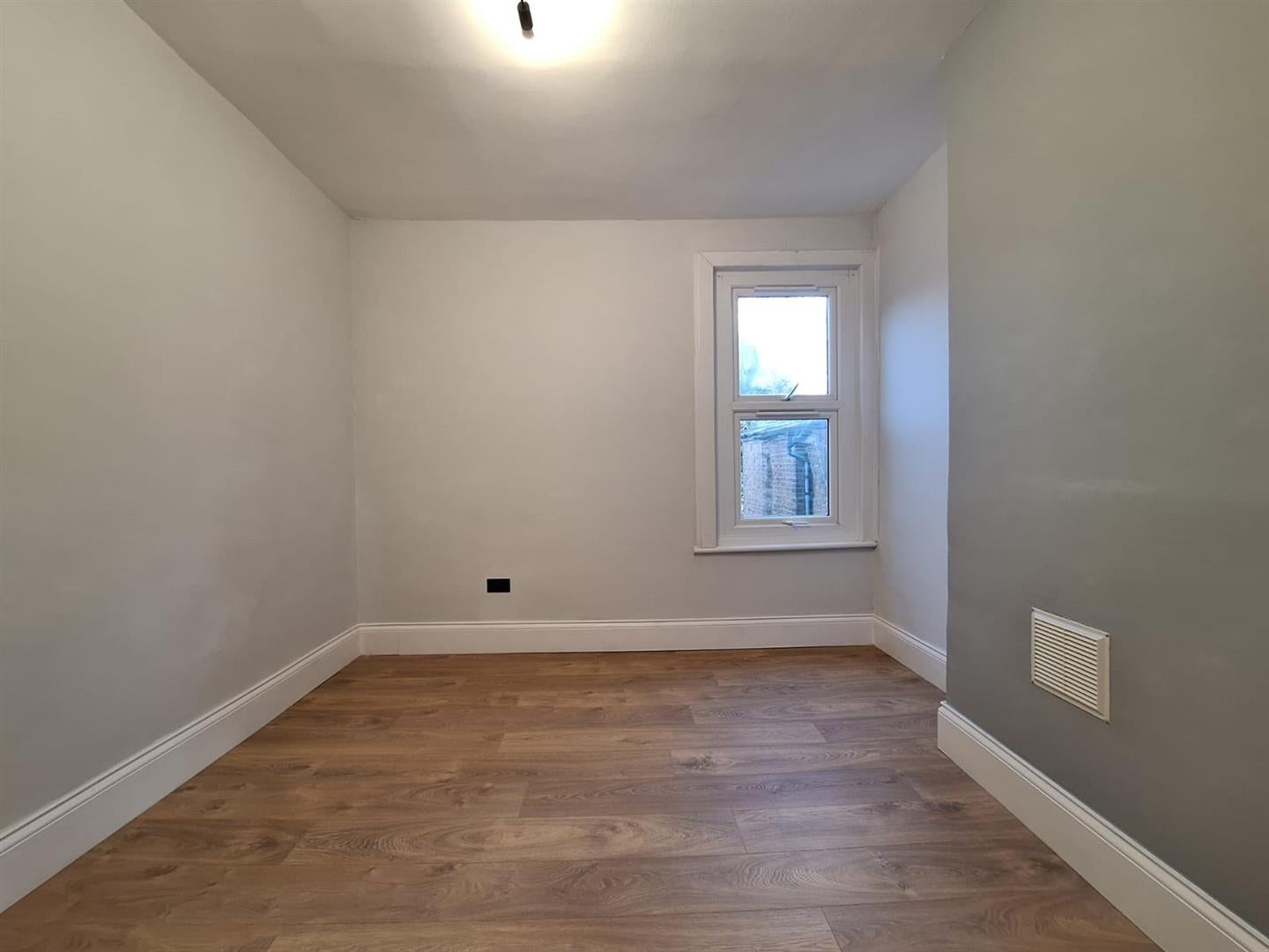 Flat Werndee Road in Greater London