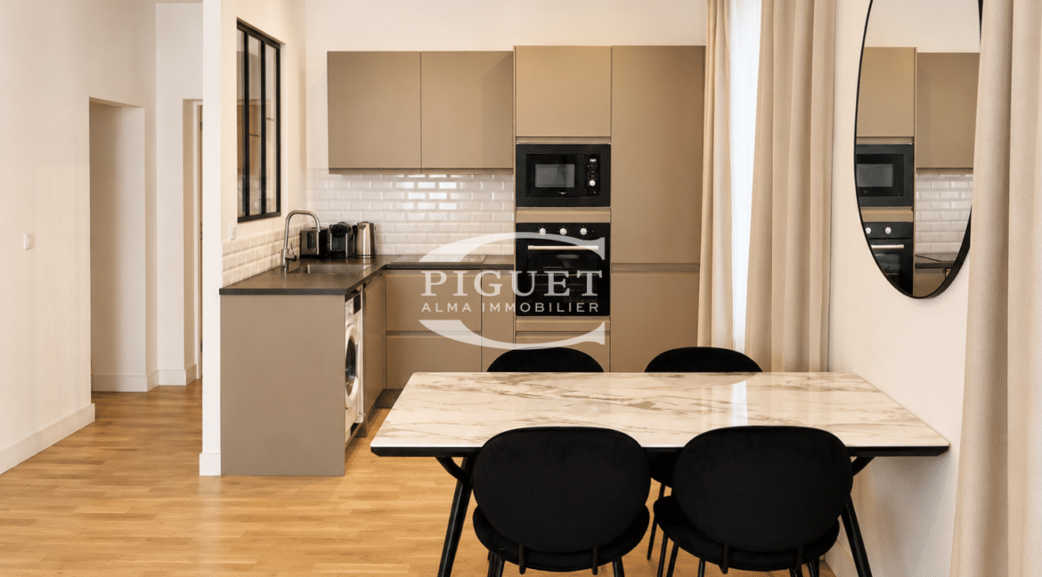 Flat Rue du Faubourg Saint-Honoré in Paris